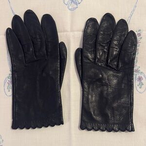 Vintage Black Leather Women's Gloves - Classic Winter Accessory